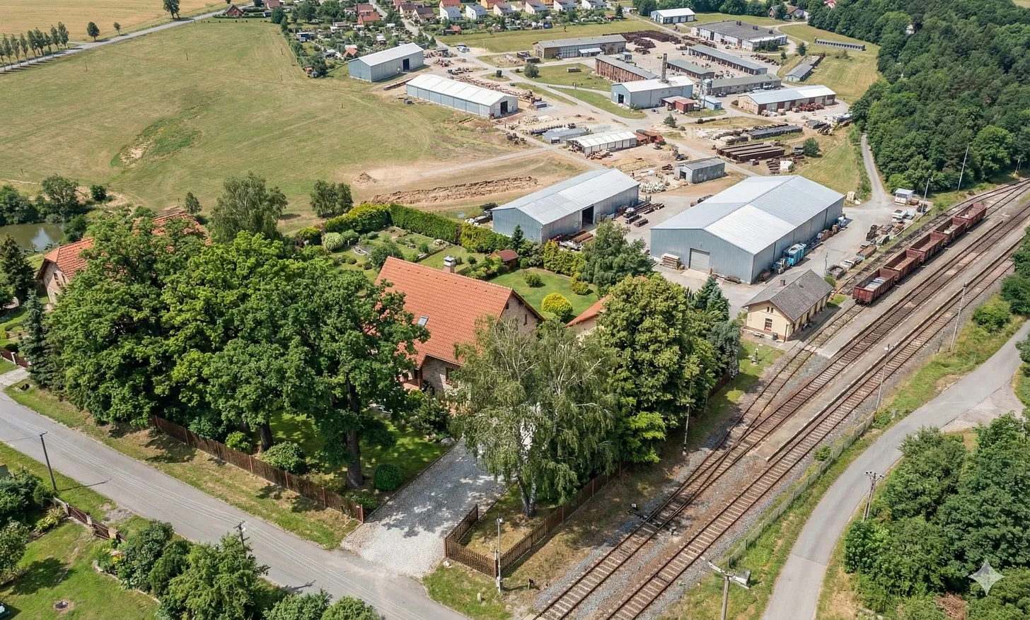 Železniční trať a průmyslová zóna poblíž